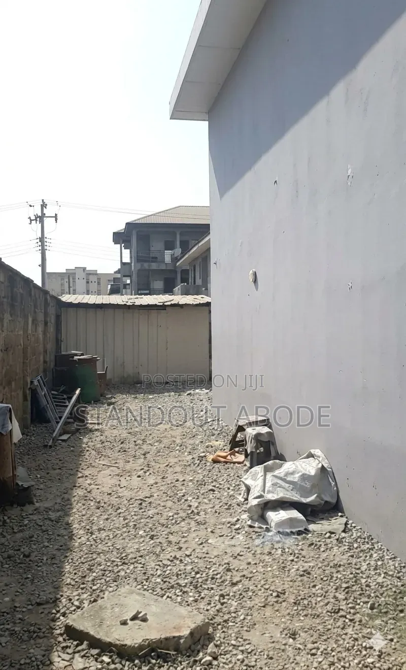 3bdrm Block of Flats in Good Location, Onike for sale in Onike