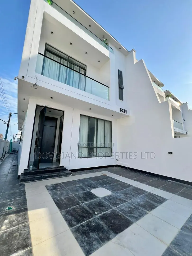 5bdrm Duplex in Ikota for sale in Ikota