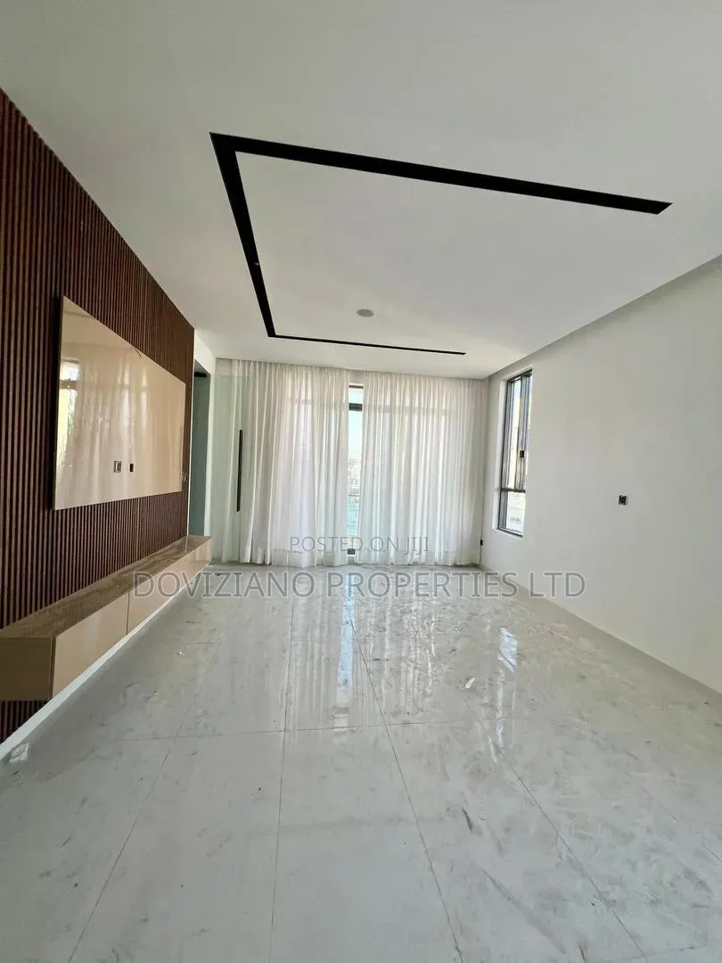 5bdrm Duplex in Ikota for sale in Ikota