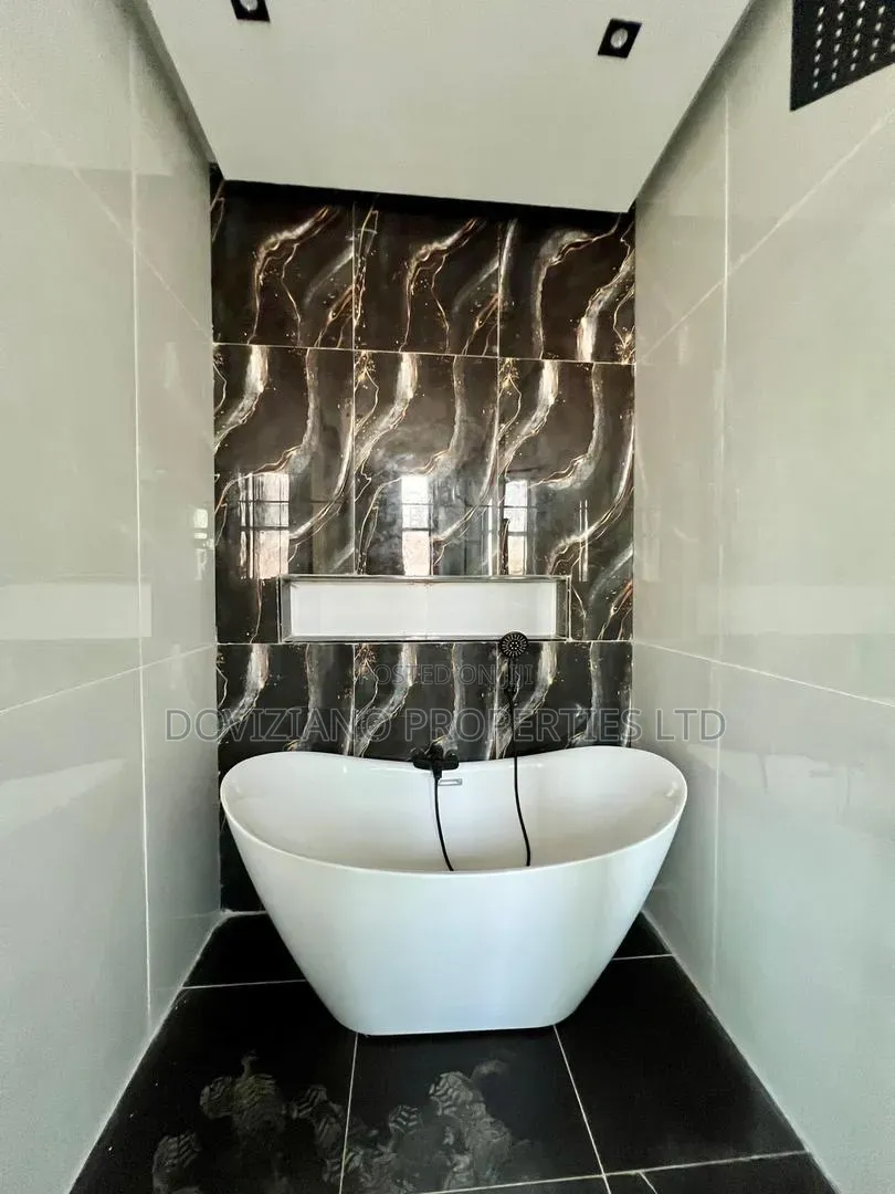 5bdrm Duplex in Ikota for sale in Ikota