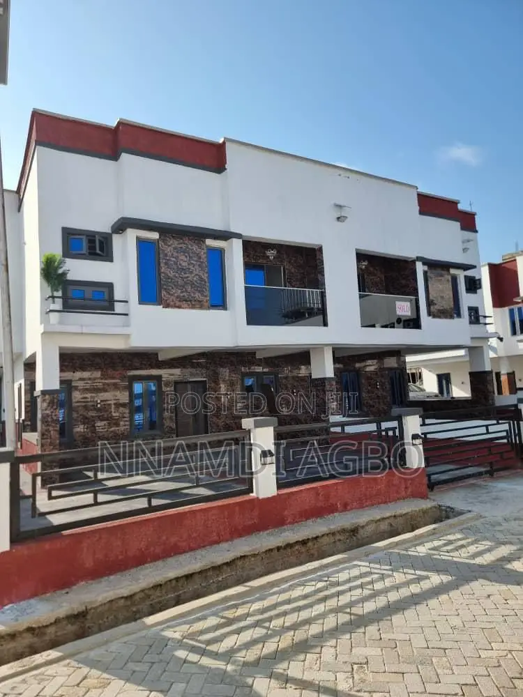 4bdrm Duplex in Chevron for sale in Chevron