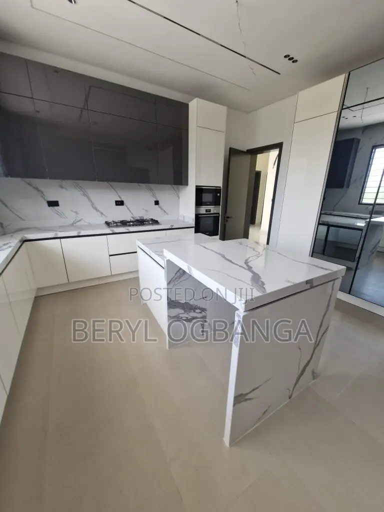 5bdrm Duplex in Chevron for sale in Chevron