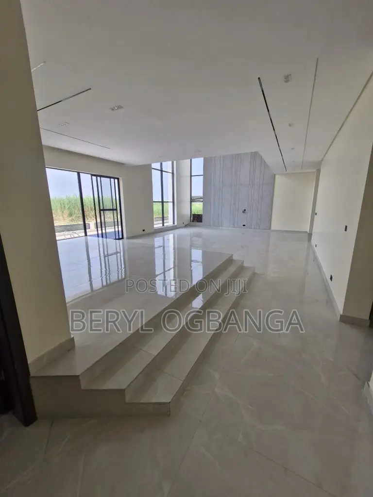 5bdrm Duplex in Chevron for sale in Chevron