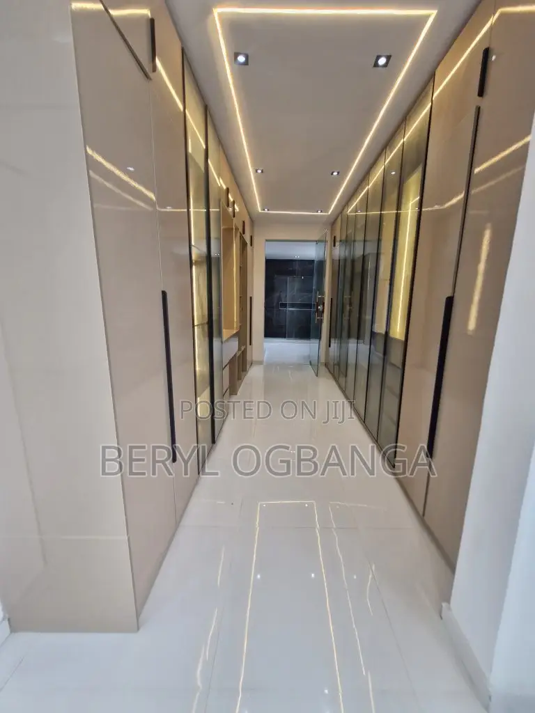 6bdrm Duplex in Chevron for sale in Chevron
