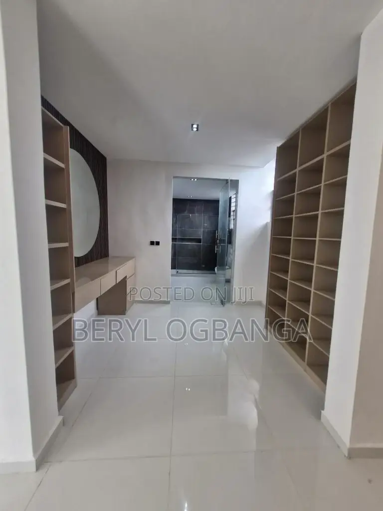 6bdrm Duplex in Chevron for sale in Chevron