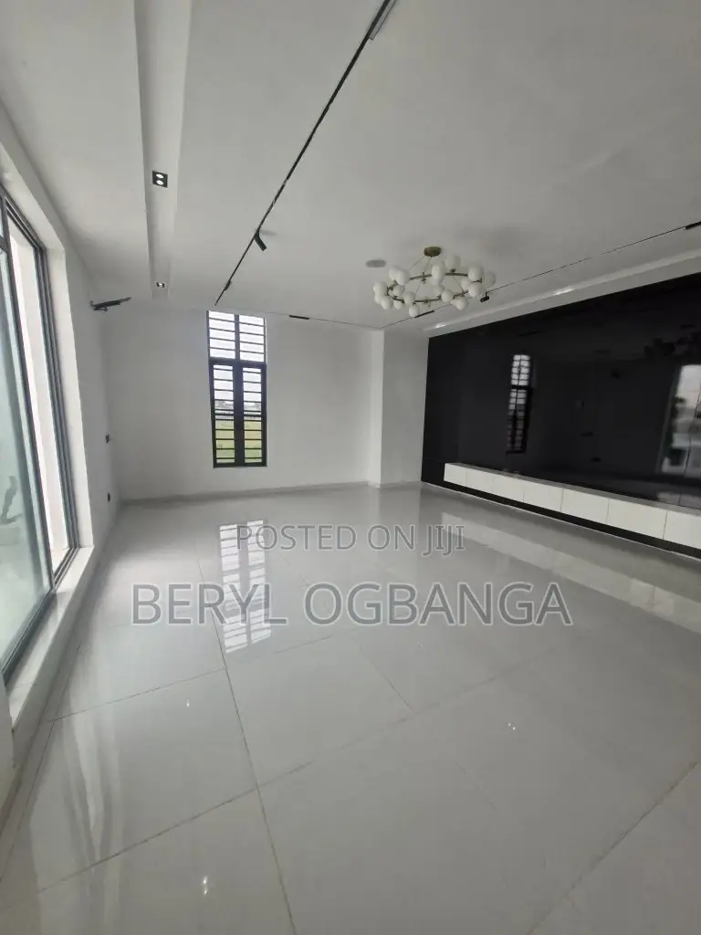 6bdrm Duplex in Chevron for sale in Chevron