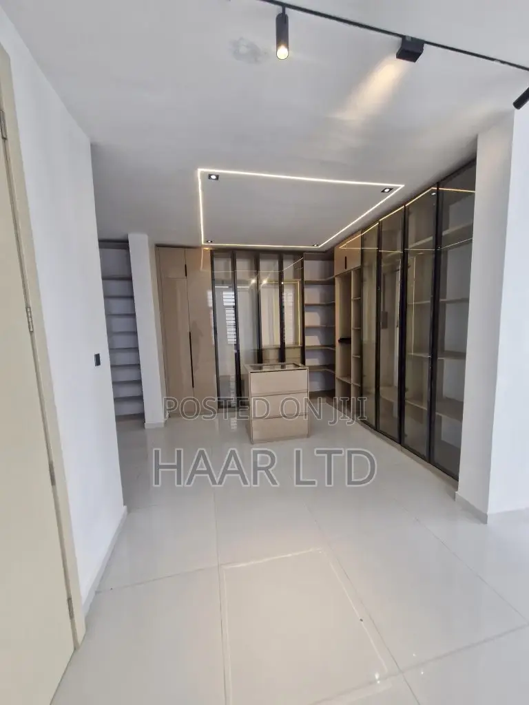 6bdrm Duplex in Chevron for sale in Chevron
