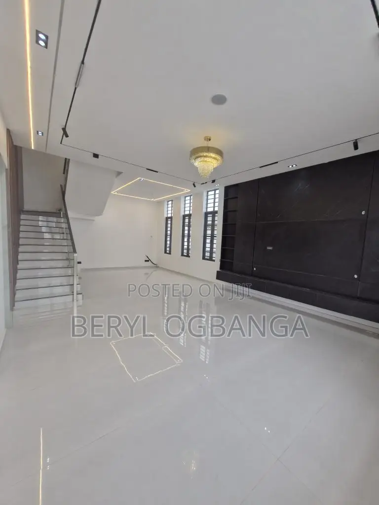 5bdrm Duplex in Chevron for sale in Chevron