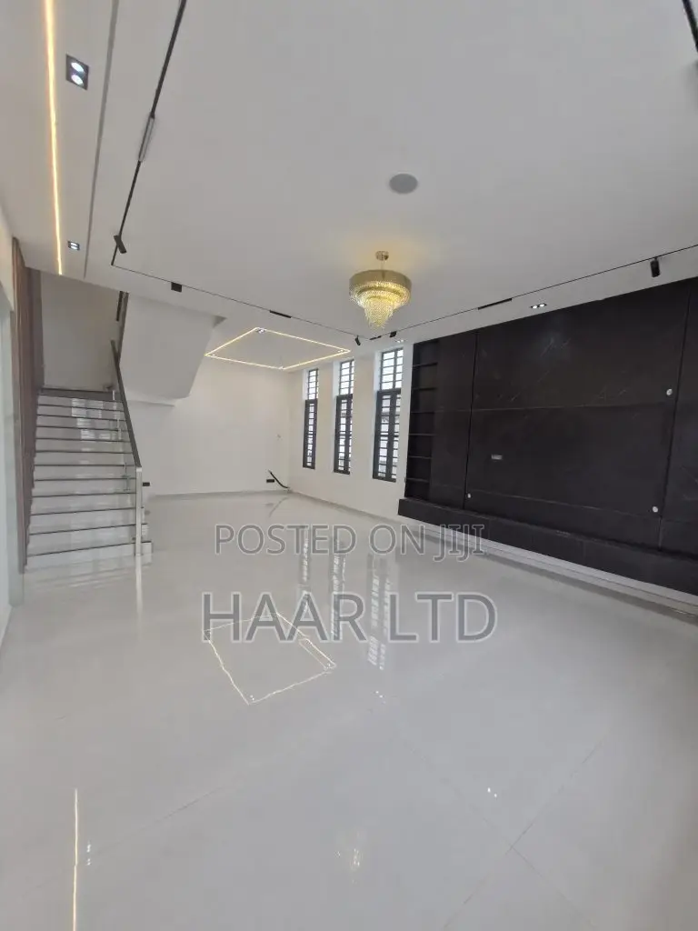 5bdrm Duplex in Chevron for sale in Chevron