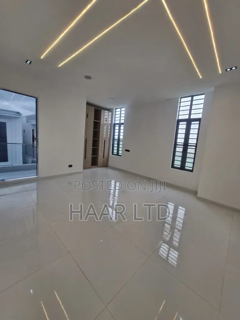5bdrm Duplex in Chevron for sale in Chevron