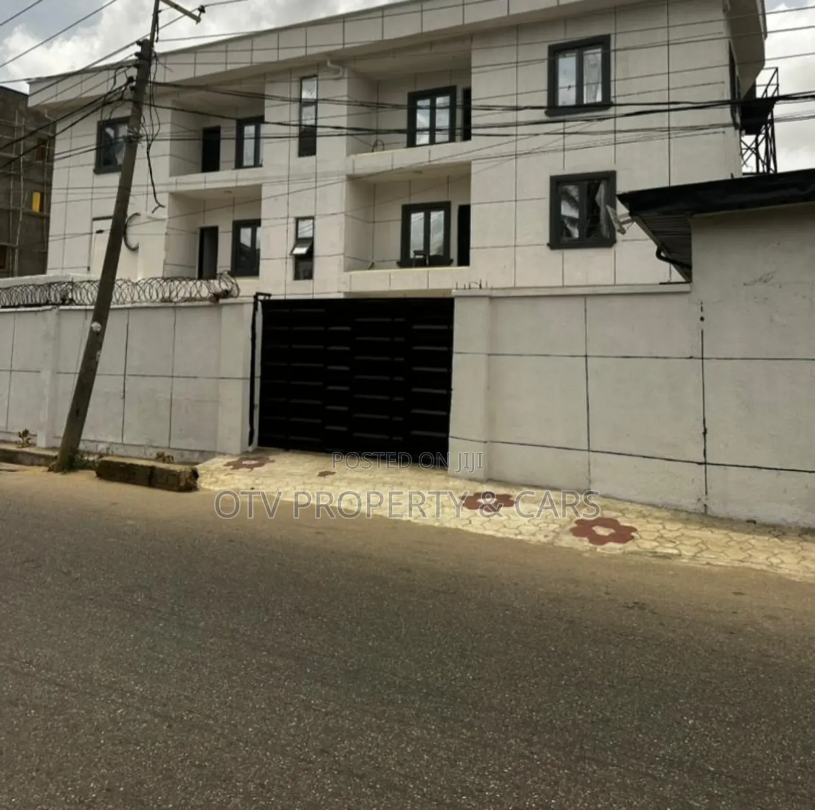18bdrm Block of Flats in Airport Road / Ikeja for sale in Airport Road / Ikeja