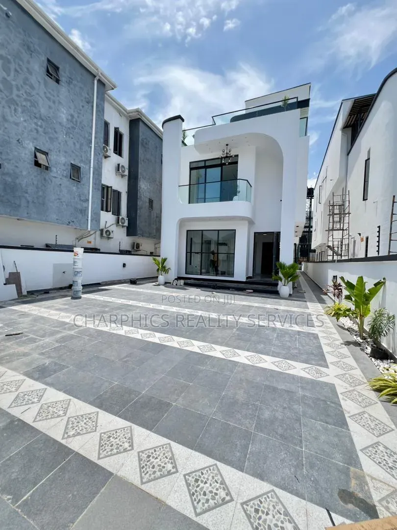5bdrm Duplex in Ikate for sale in Ikate