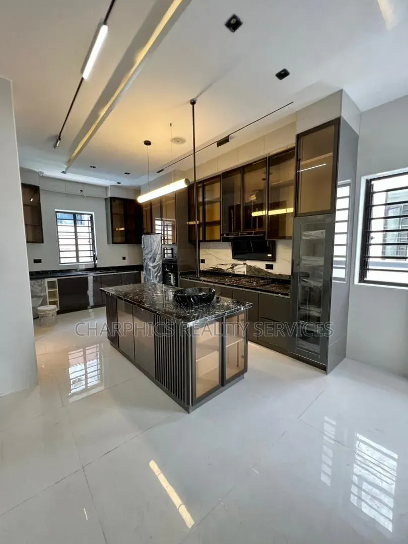 5bdrm Duplex in Ikate for sale in Ikate