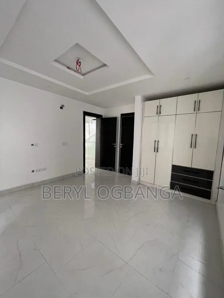 4bdrm Duplex in Chevron for sale in Chevron