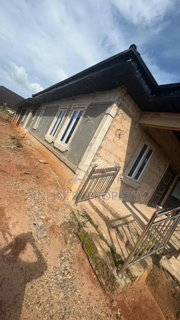 3bdrm Block of Flats in Ogheghe, Benin City for sale in Benin City