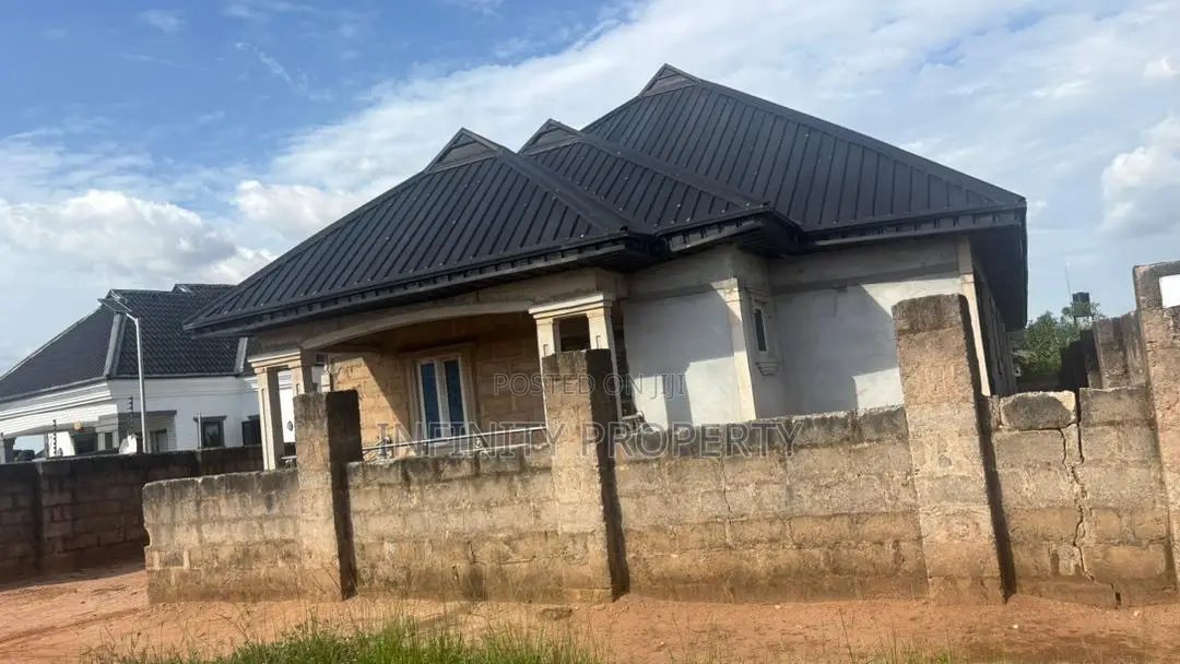 3bdrm Block of Flats in Ogheghe, Benin City for sale in Benin City
