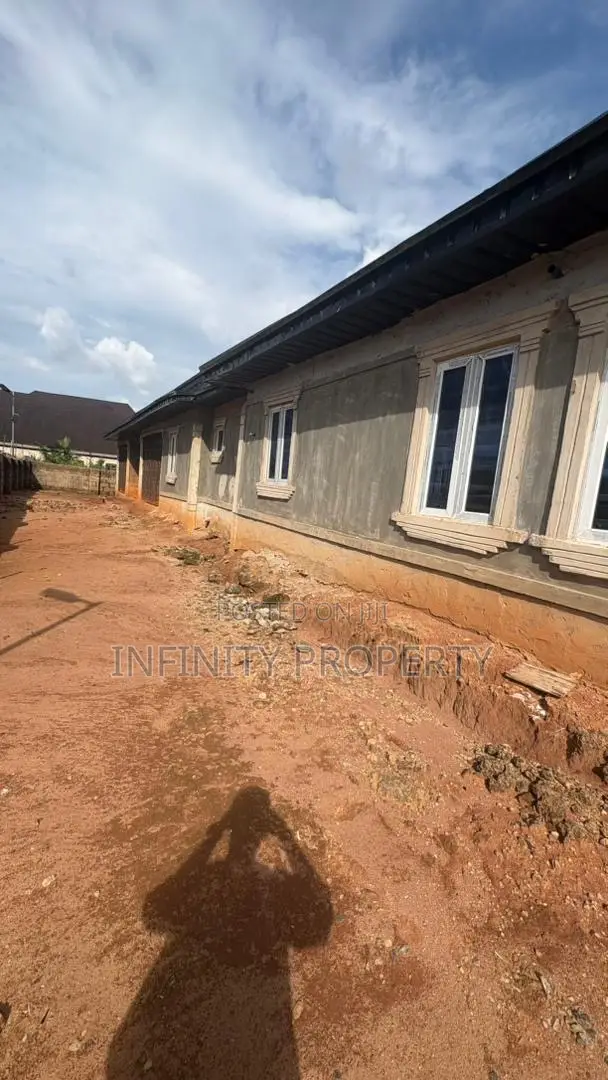 3bdrm Block of Flats in Ogheghe, Benin City for sale in Benin City