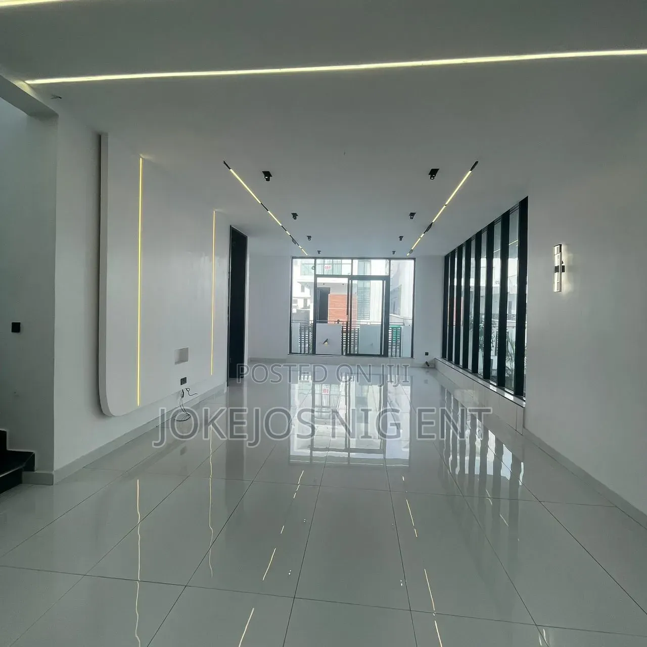 5bdrm Duplex in Chevron Drive for sale in Chevron