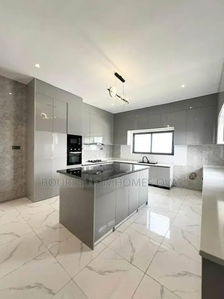 5bdrm Duplex in Megamound Estate for sale in Ilaje / Lekki