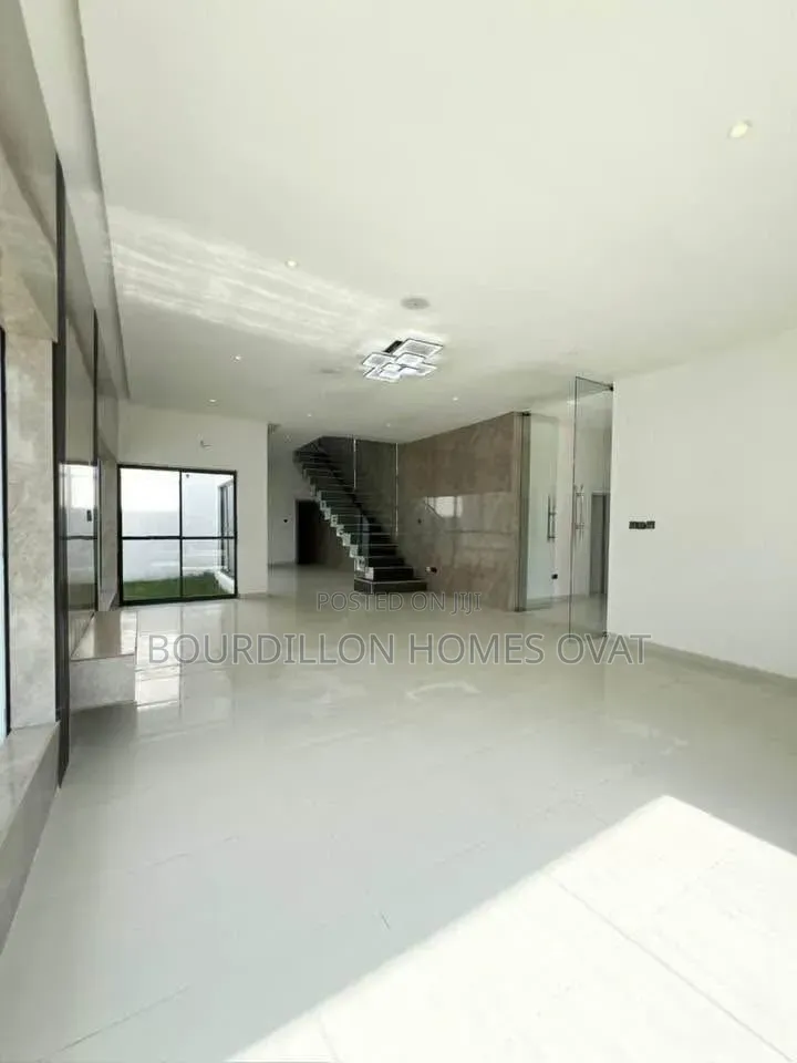 5bdrm Duplex in Megamound Estate for sale in Ilaje / Lekki