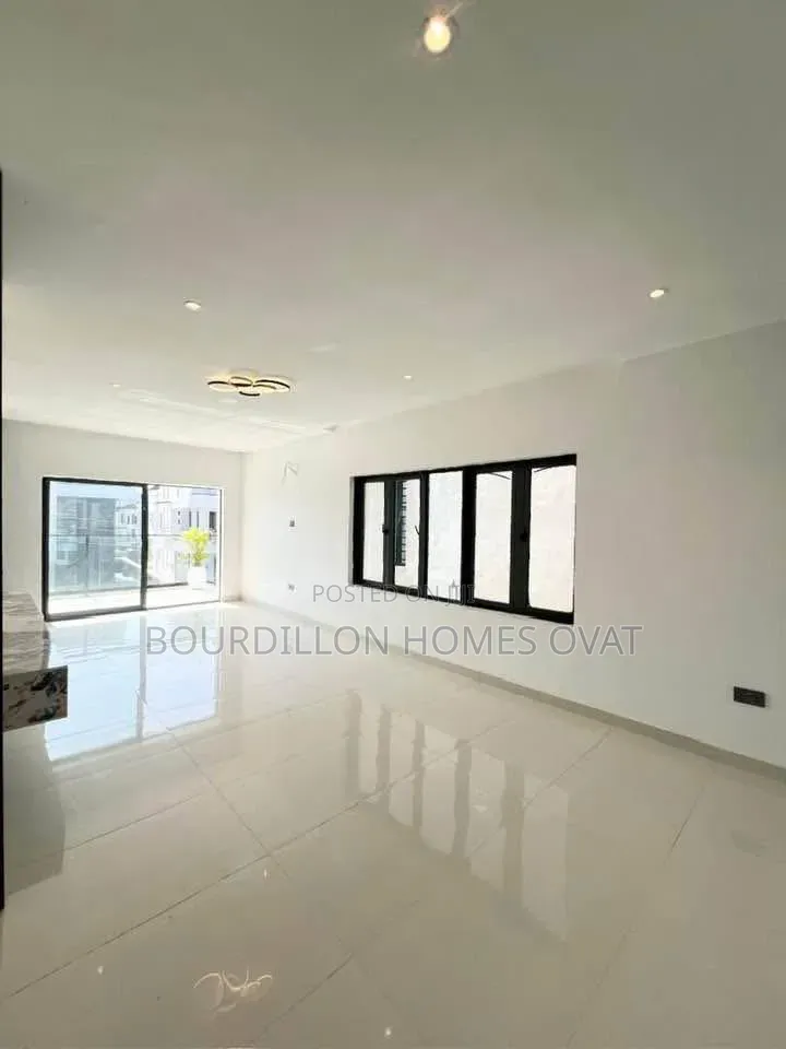 5bdrm Duplex in Megamound Estate for sale in Ilaje / Lekki