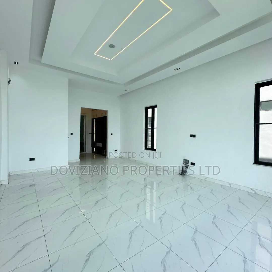 5bdrm Duplex in Ikota for sale in Ikota