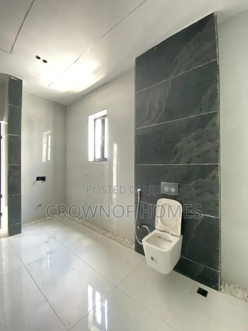 5bdrm Duplex in Ikota for sale in Ikota