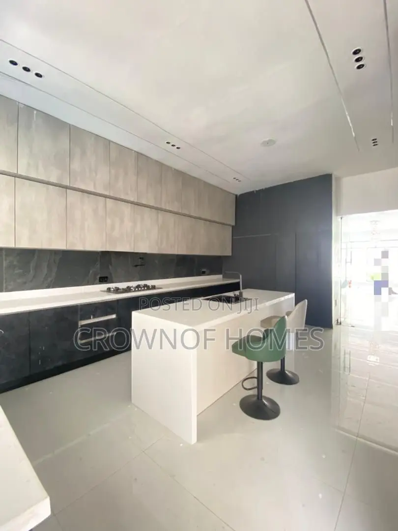 5bdrm Duplex in Ikota for sale in Ikota