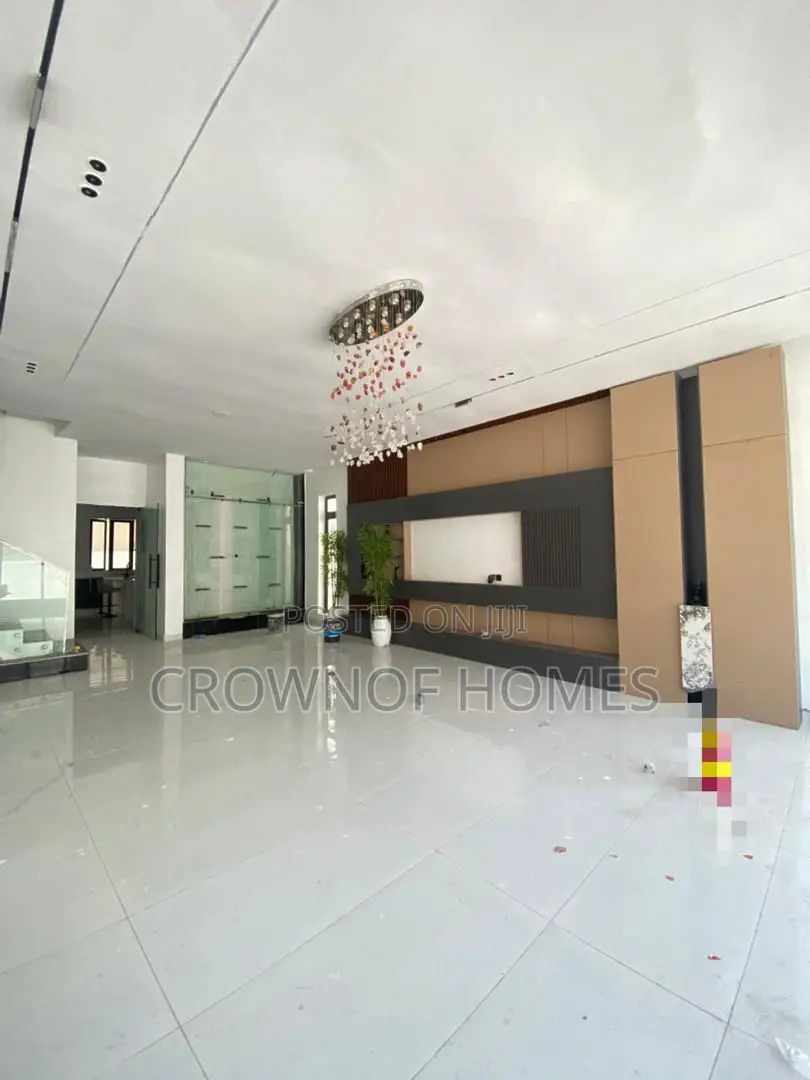 5bdrm Duplex in Ikota for sale in Ikota