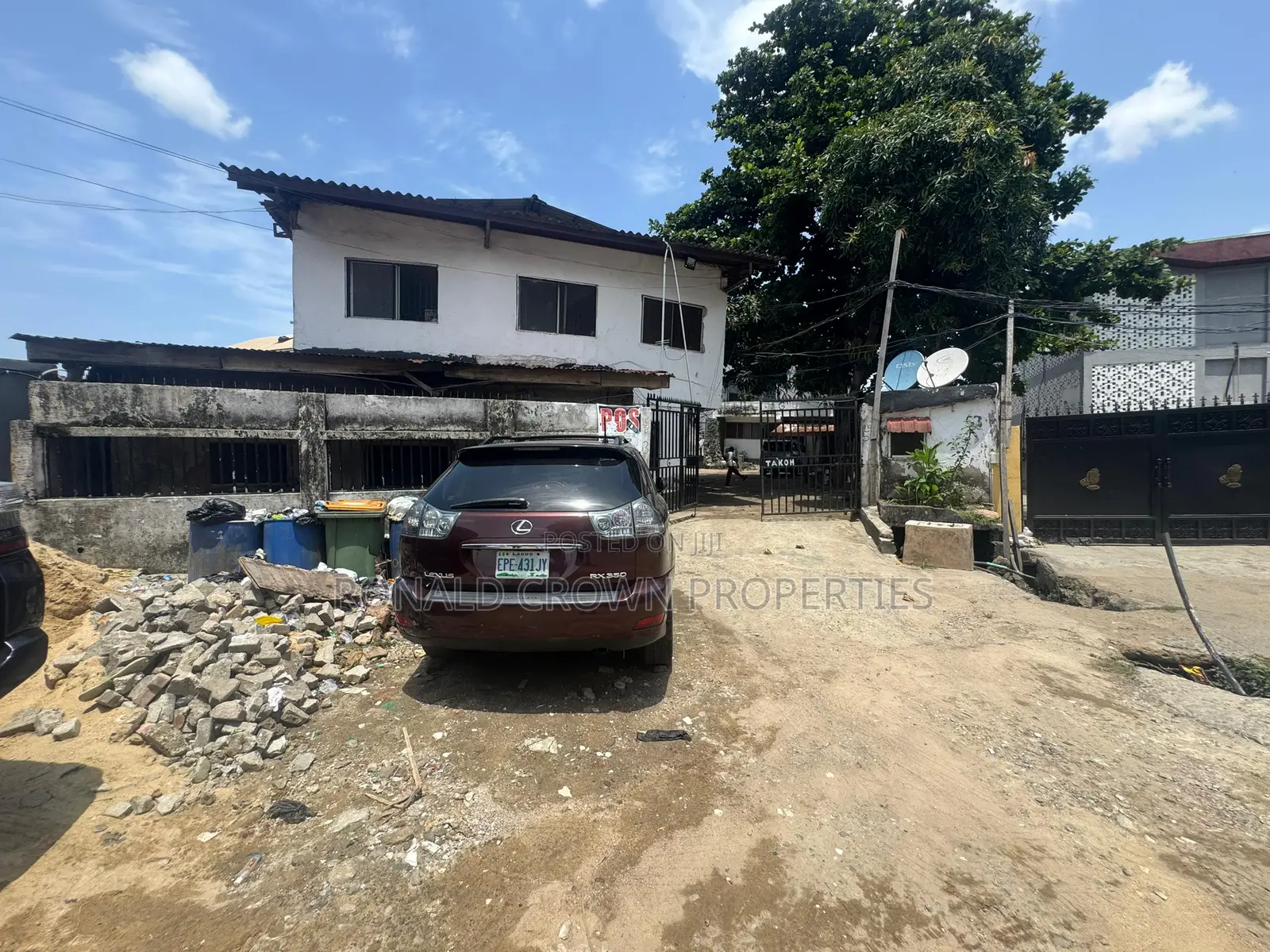 Land Measuring 1400sqm With Demolishable Structure at Yaba in Adekunle