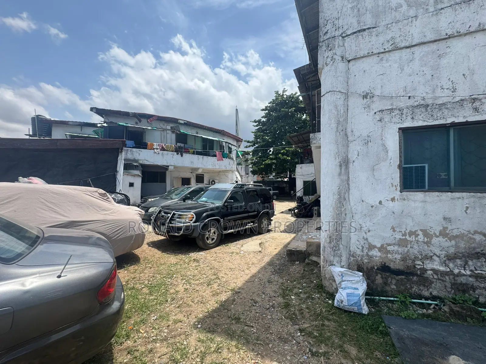 Land Measuring 1400sqm With Demolishable Structure at Yaba in Adekunle