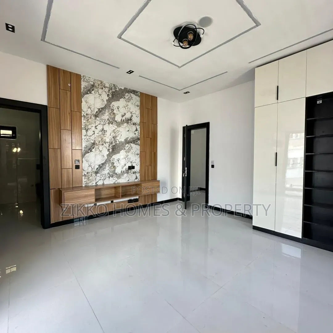 5bdrm Duplex in Ologolo for sale in Ologolo