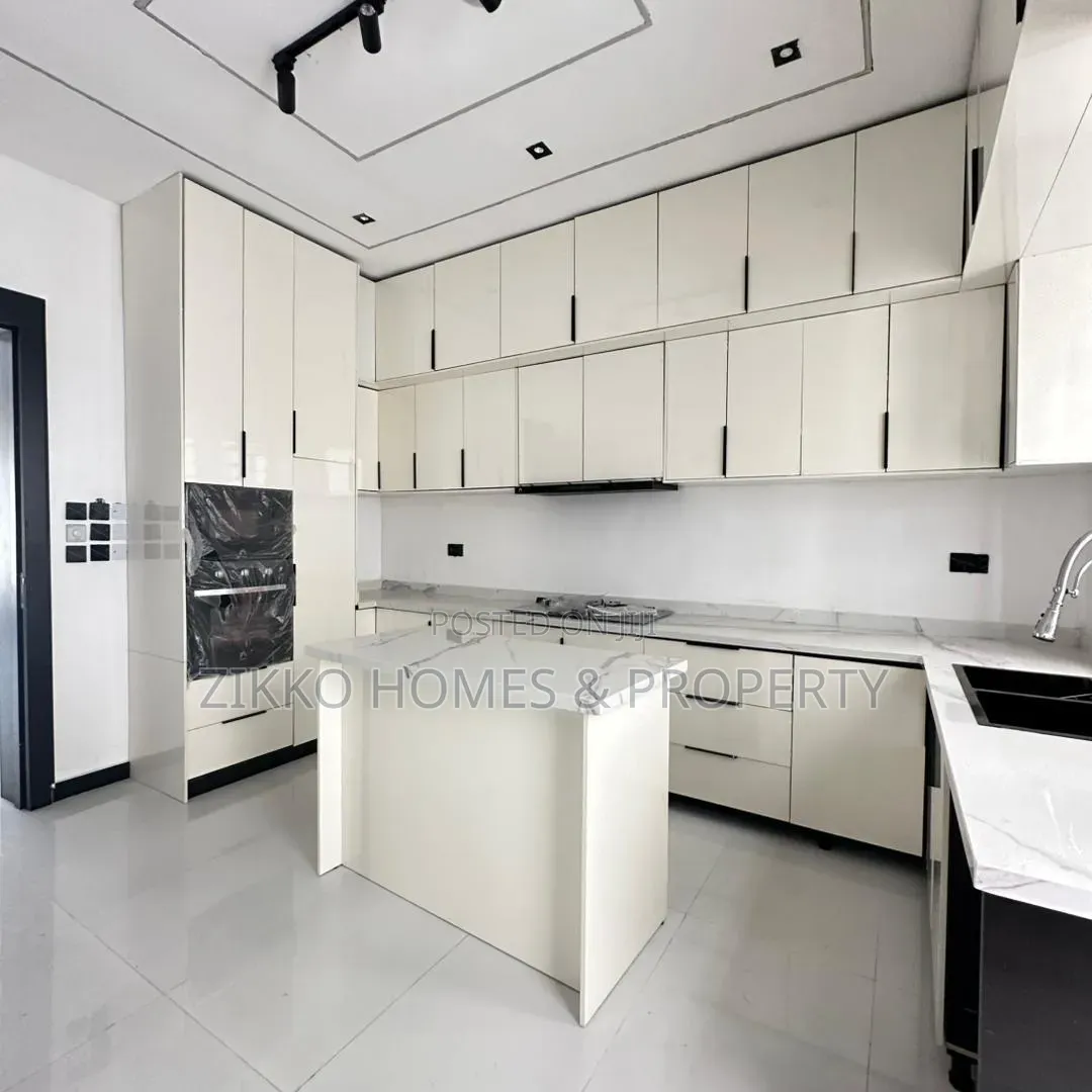 5bdrm Duplex in Ologolo for sale in Ologolo