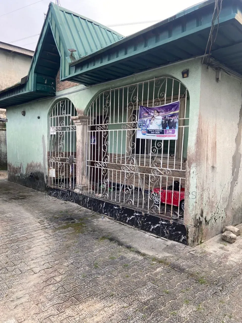 6bdrm Bungalow in Uti , Effurun , Off for sale in Warri