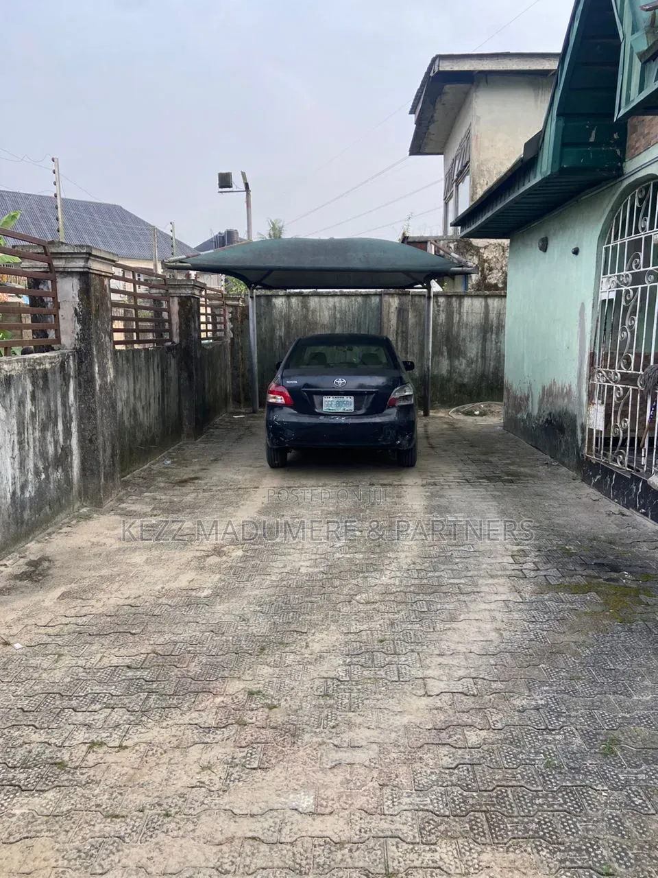 6bdrm Bungalow in Uti , Effurun , Off for sale in Warri