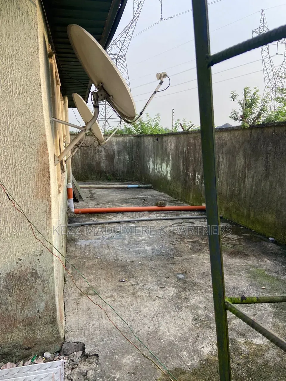 6bdrm Bungalow in Uti , Effurun , Off for sale in Warri