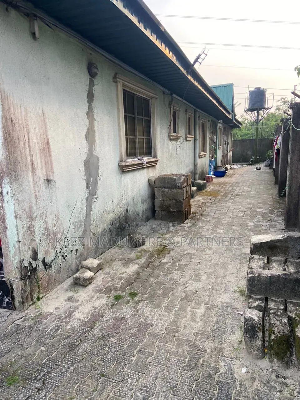 6bdrm Bungalow in Uti , Effurun , Off for sale in Warri