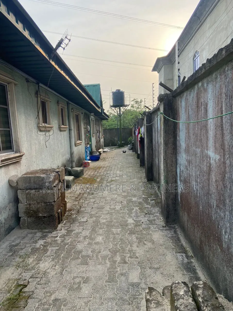 6bdrm Bungalow in Uti , Effurun , Off for sale in Warri