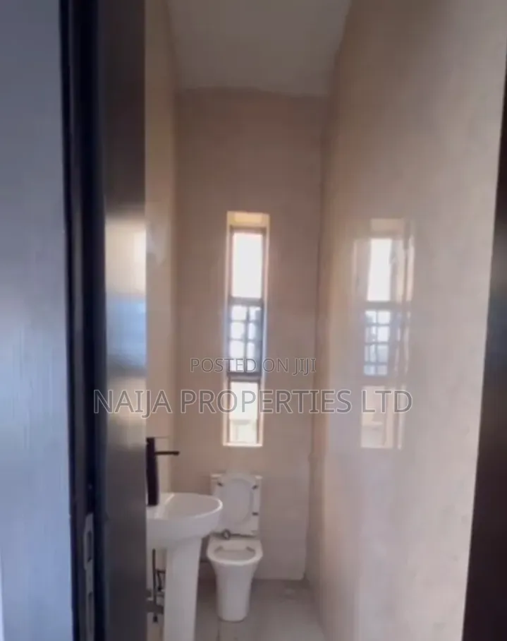 2bdrm Apartment in Lekki Scheme 2, Ajiwe for rent in Ajiwe