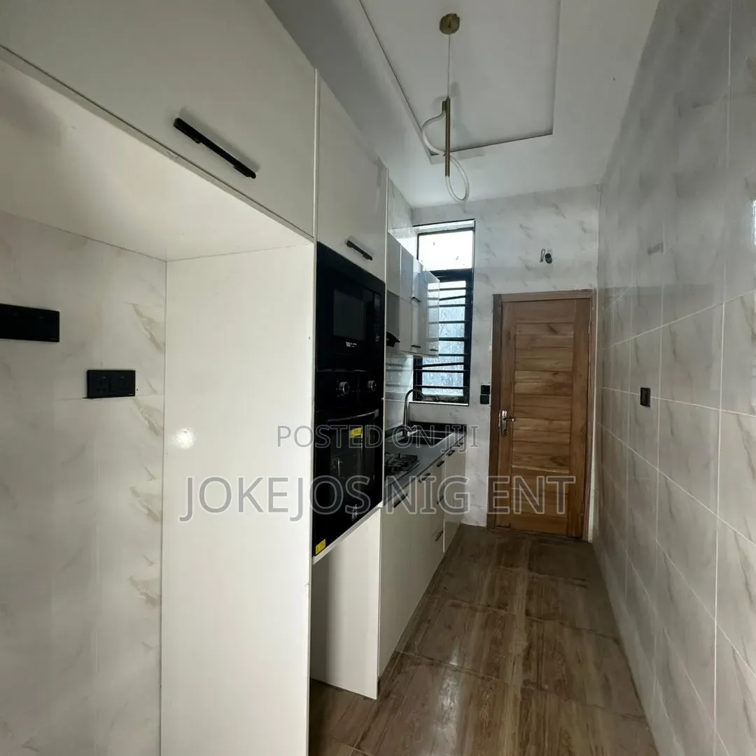 4bdrm Townhouse/Terrace in Ikota, Chevron for sale in Chevron