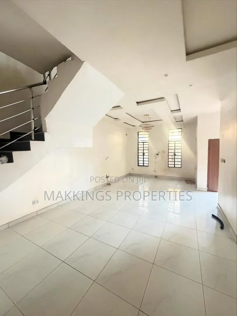 4bdrm Duplex in Chevron for rent in Chevron