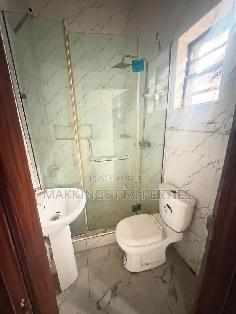 4bdrm Duplex in Chevron for rent in Chevron