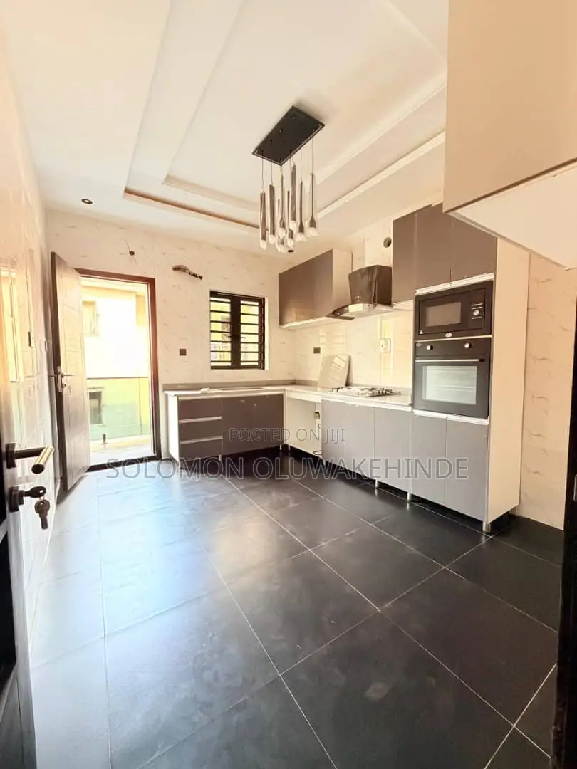 5bdrm Townhouse/Terrace in Ajao Estate for sale in Ajao Estate