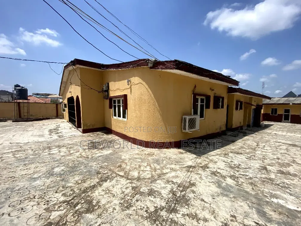 2bdrm Apartment in Sharp Corners for rent in Oluyole Estate