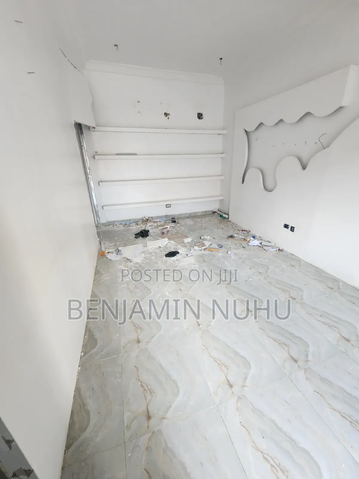 44sqm Shop for Sale in a Busy & Strategy Location in Thomas Estate