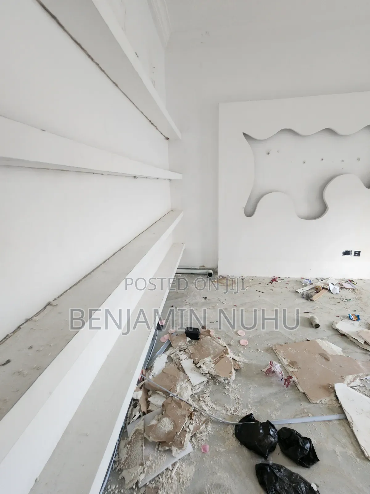 44sqm Shop for Sale in a Busy & Strategy Location in Thomas Estate