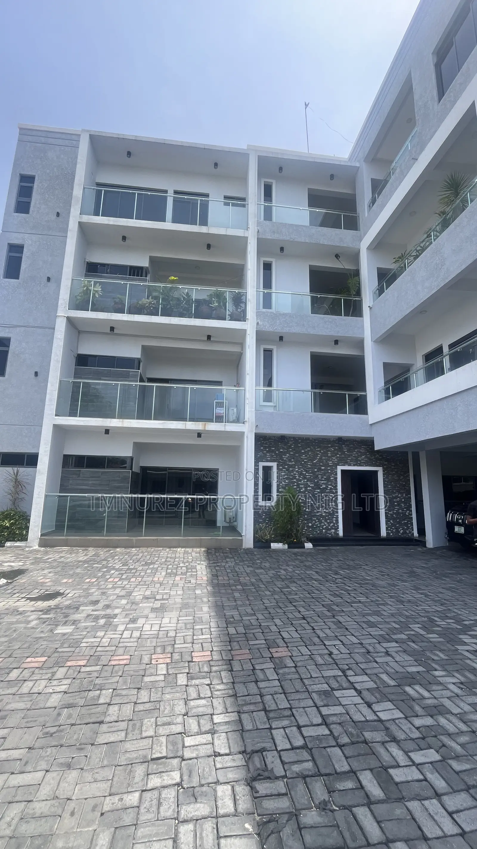 3bdrm Apartment in Off Admiralty, Lekki Phase 1 for rent in Lekki Phase 1