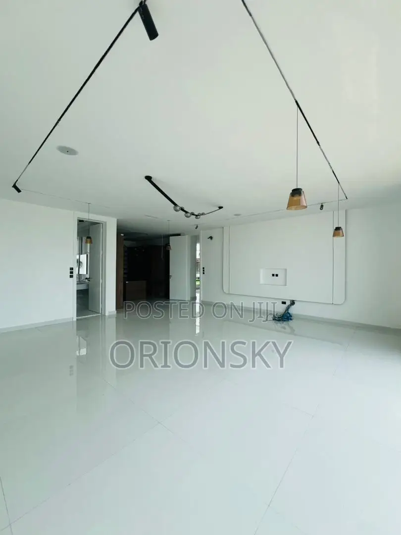 5bdrm Duplex in Osapa, Chevron for sale in Chevron
