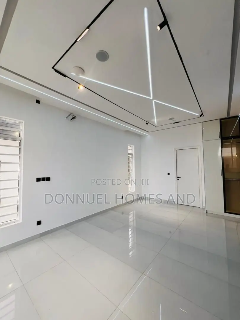 5bdrm Duplex in Ologolo for sale in Ologolo