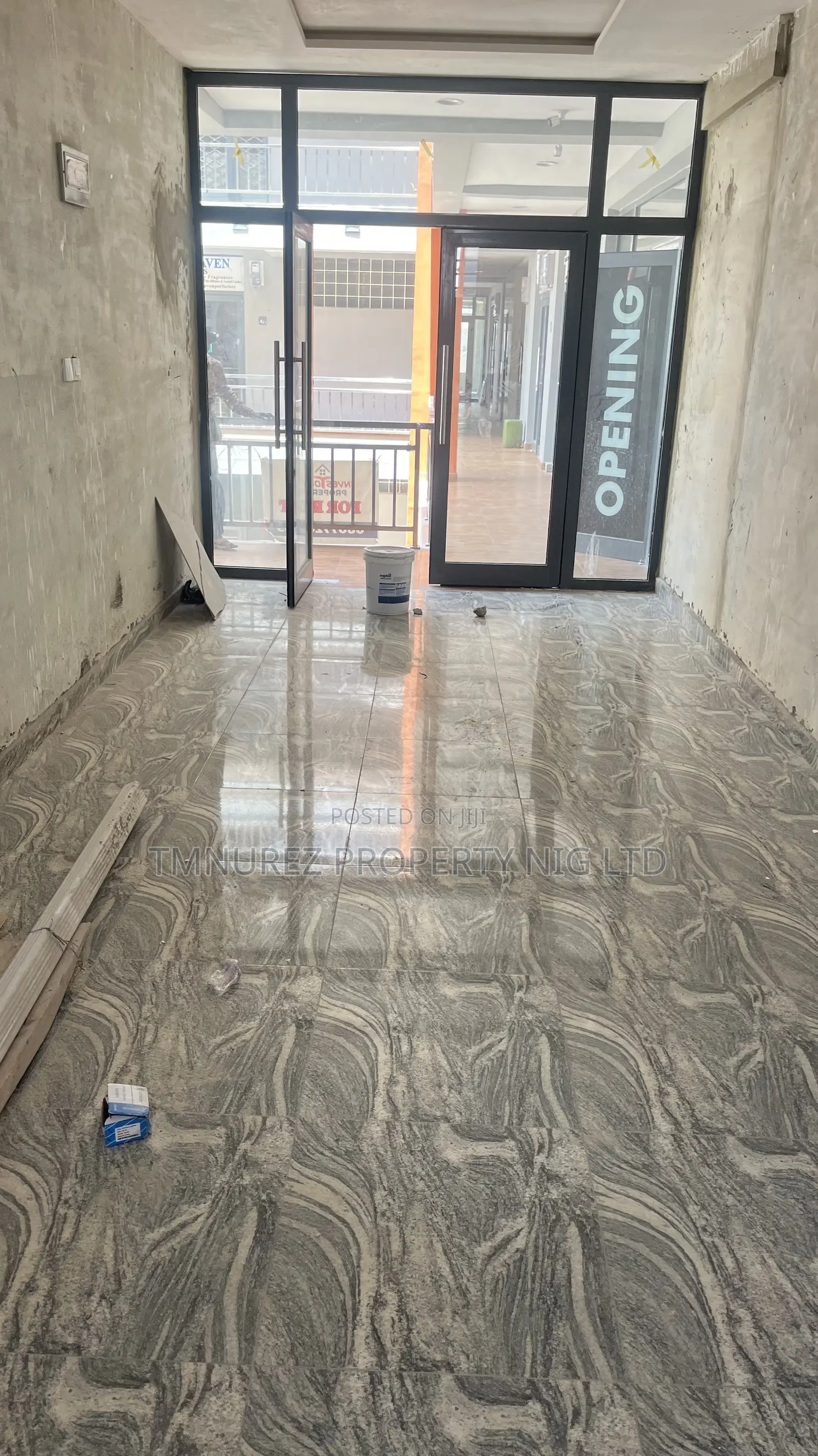 Shop Space to Let in Chevron